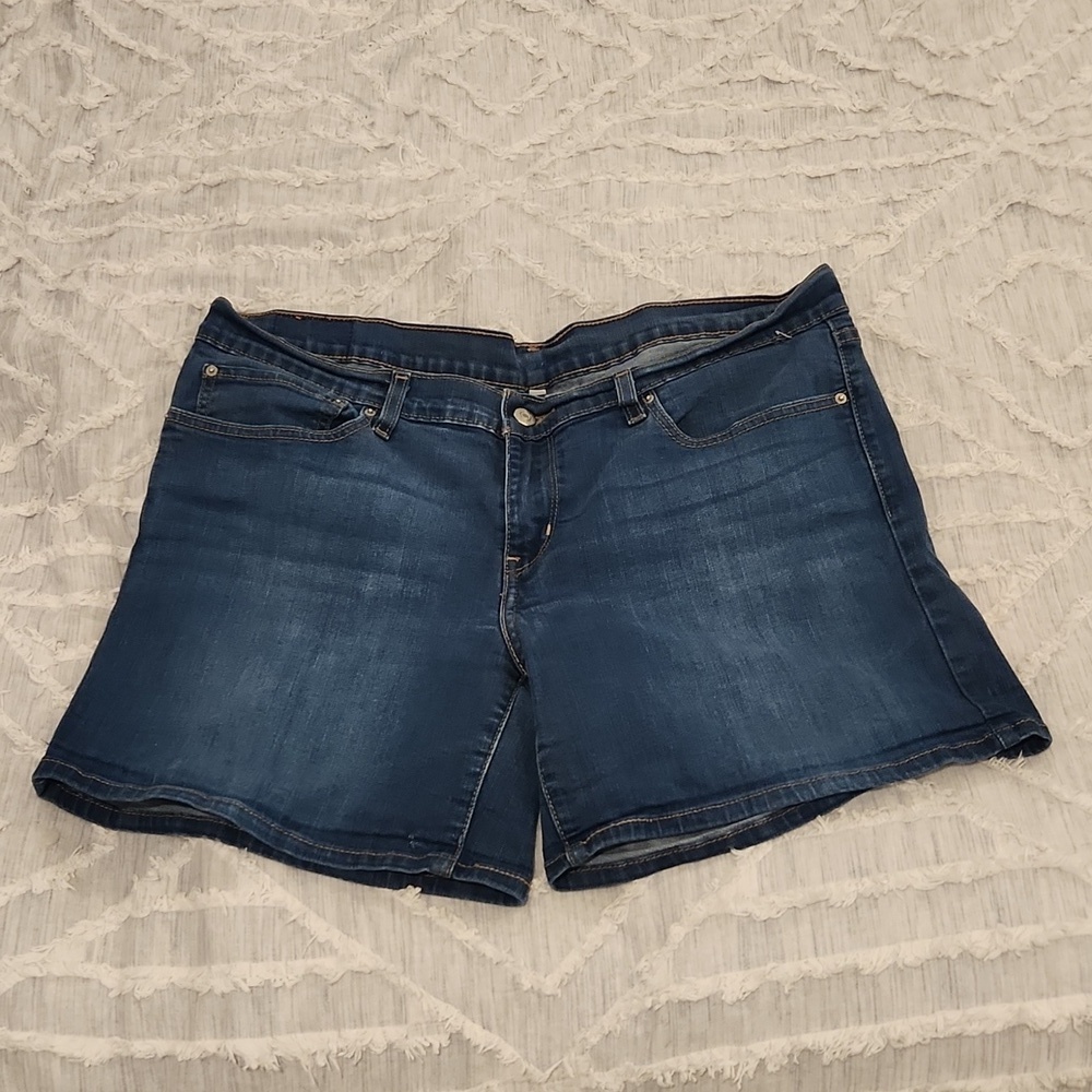 Medium wash Levi's jean shorts size 33!